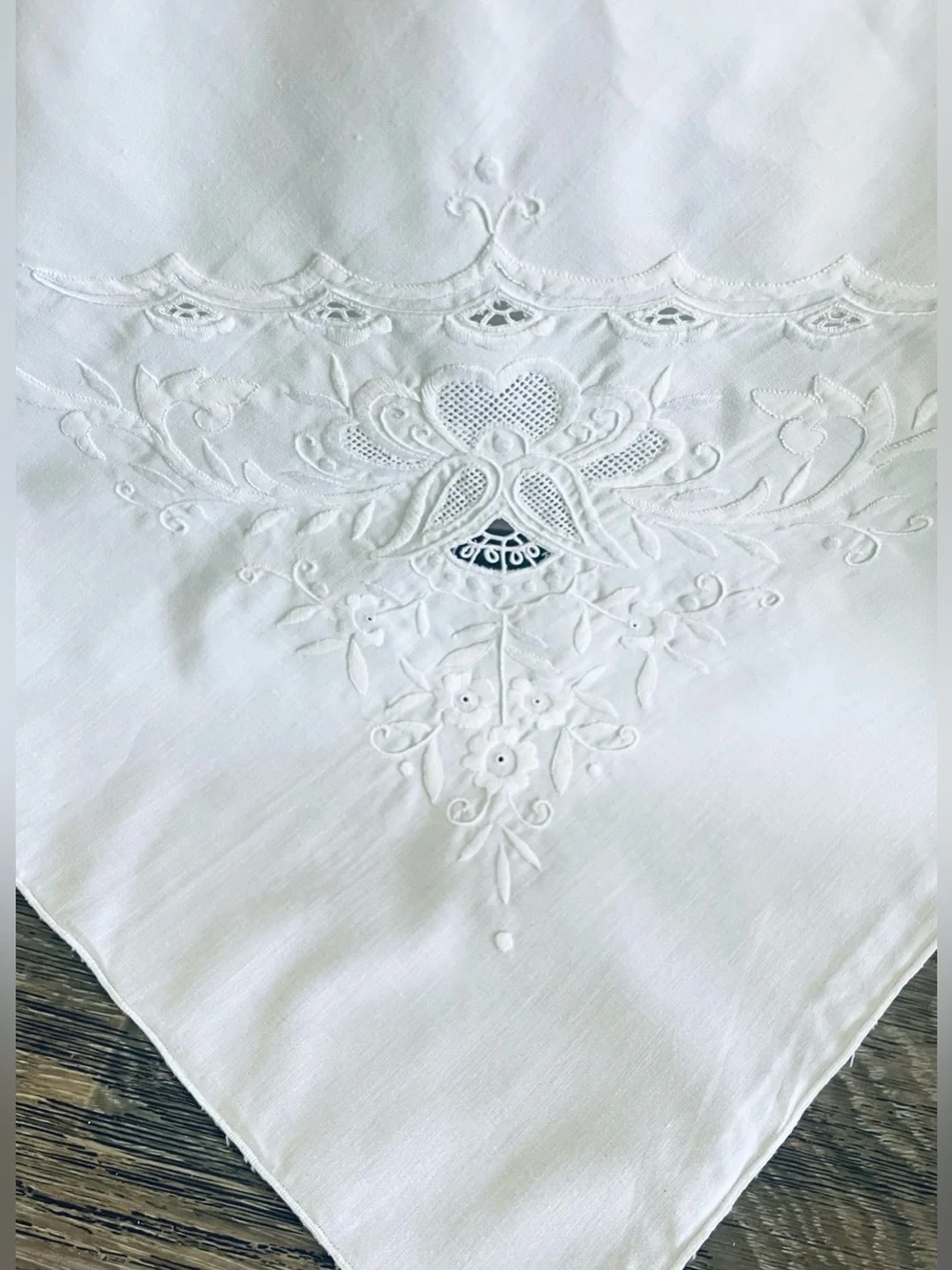 Vintage 1940’s Madeira Tablecloth Linen Hand Embroidered White Flawless 108x72